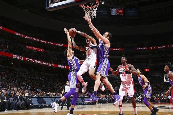 双核发力！浓眉&弗拉格合砍38+24+6（双星合璧！浓眉与弗拉格联手砍下38分24篮板6助攻）