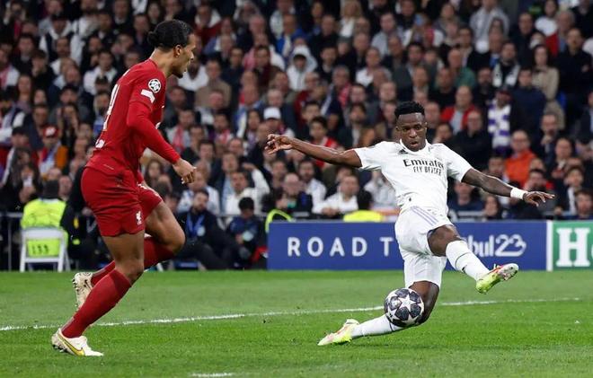 此路不通！唐斯且退且防 暴起大帽扇飞斯科蒂·巴恩斯上篮（唐斯后撤严防 一记大帽扇飞斯科蒂·巴恩斯上篮）