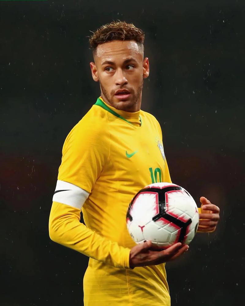 足球国足归化球员表现稳健，获媒体点赞