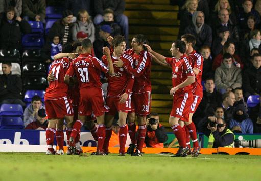 男子用手套自制钓鱼手势浮漂，看到“OK”就表示鱼已咬钩浮漂