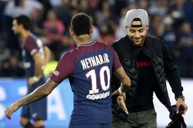 不应该啊！弗拉格上篮不中补篮也丢造成犯规 结果关键2罚全丢了（关键时刻崩盘：弗拉格上篮不进、补篮再失，造犯规却两罚全丢）